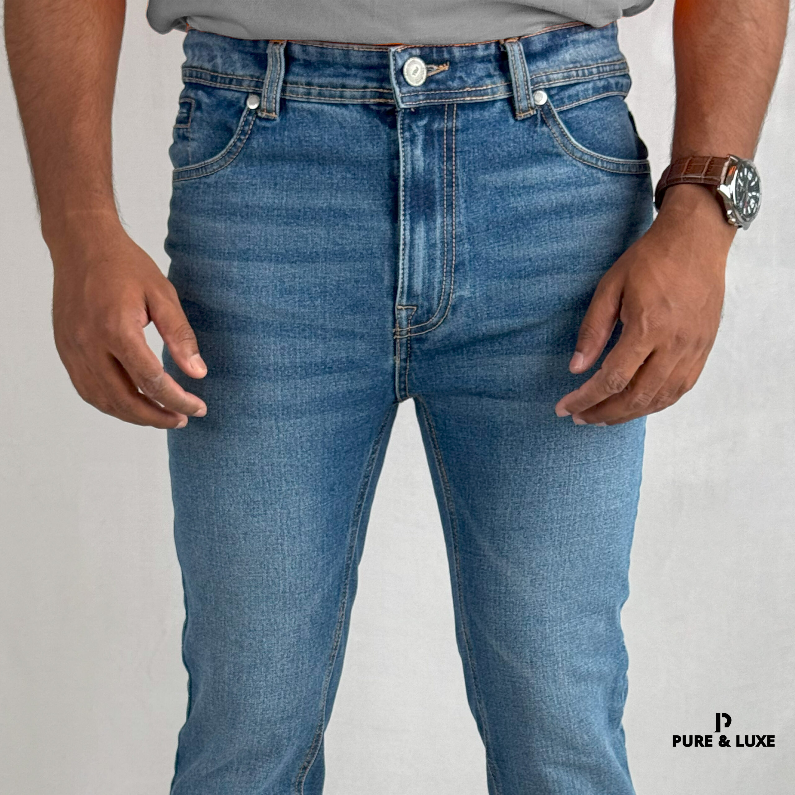 Close front view on model (deep blue jeans with clean look)